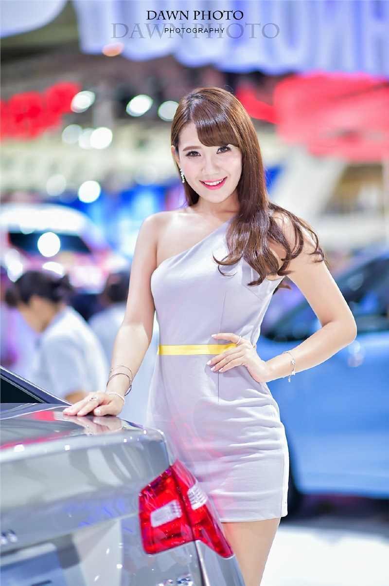 精选制服黑丝车模户外迷人图册